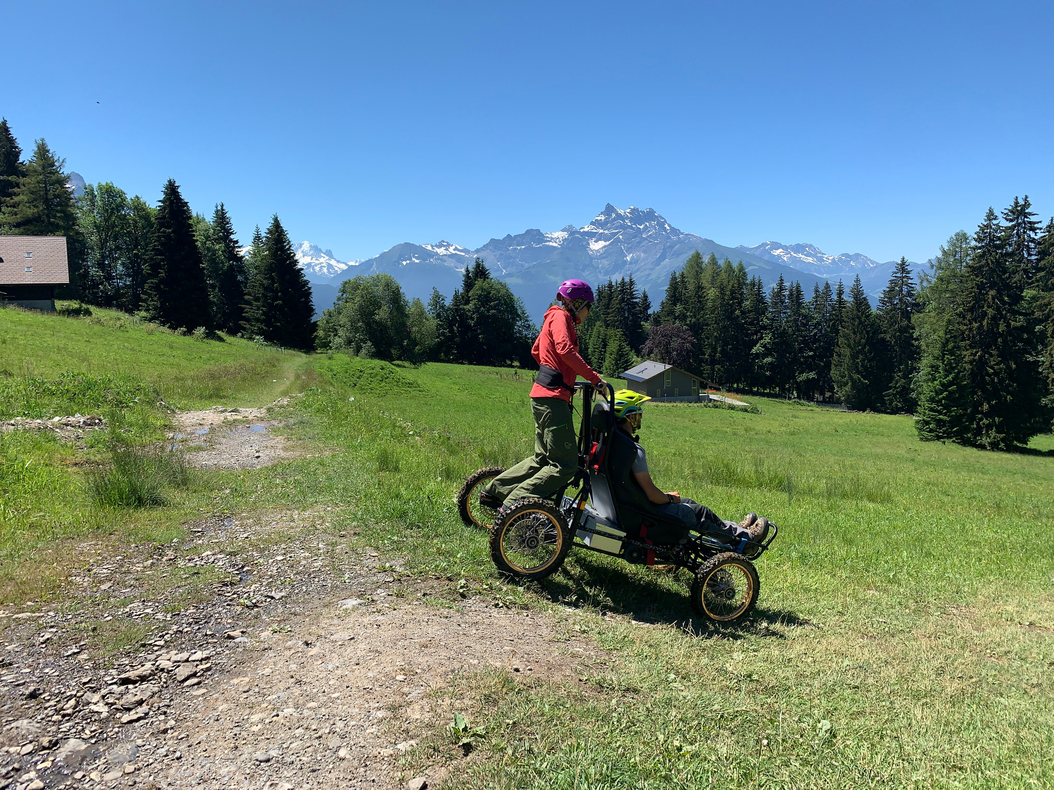 Utilisation accompagnée d’un fauteuil tout-terrain en montagne
