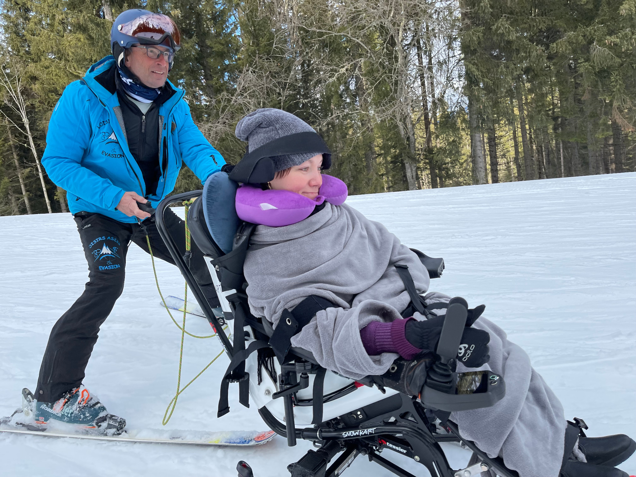 Utilisation d’un fauteuil de ski adapté avec un accompagnateur