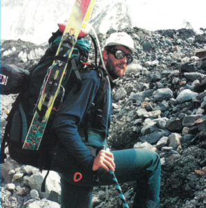 Alain Bigey lors de l’ascension du Pic Garmo, avec ses skis et son équipement.